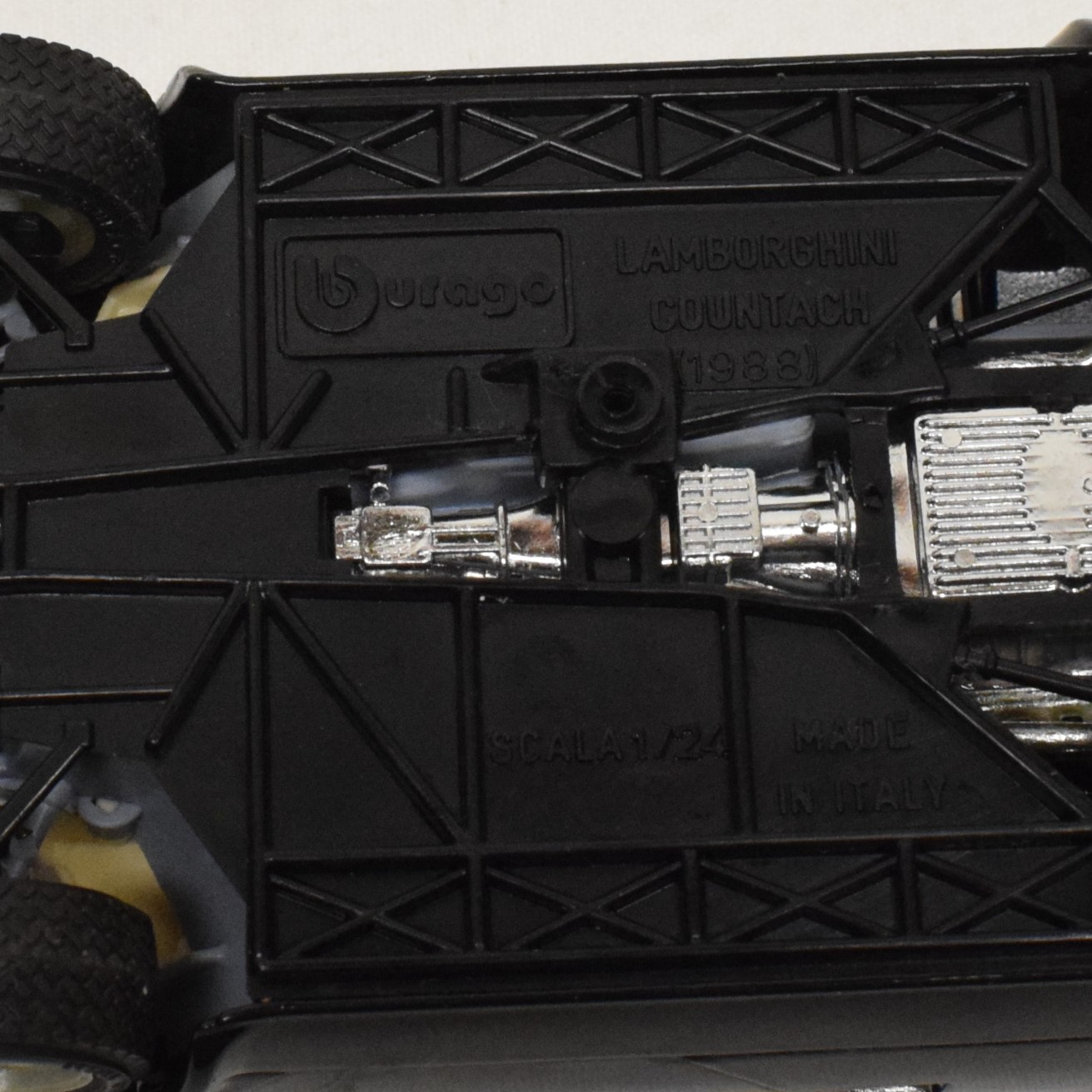 Voir photo 5 de Voiture au 1:24 Lamborghini Countach 1988 par Burago Voiture au 1:24 Lamborghini Countach 1988 par Burago État correct - Vue 5 -